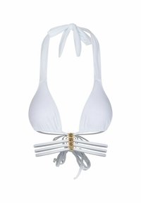 Top de bikini blanco con copas triangulares, cuello halter atado y múltiples tiras horizontales con tres acentos dorados en el centro.