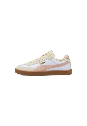 Scarpa da ginnastica Puma bassa con mesh bianco, sovrapposizioni in camoscio beige, striscia rosa, suola in gomma e loghi Puma dorati sul lato, sulla linguetta e sulla suola.