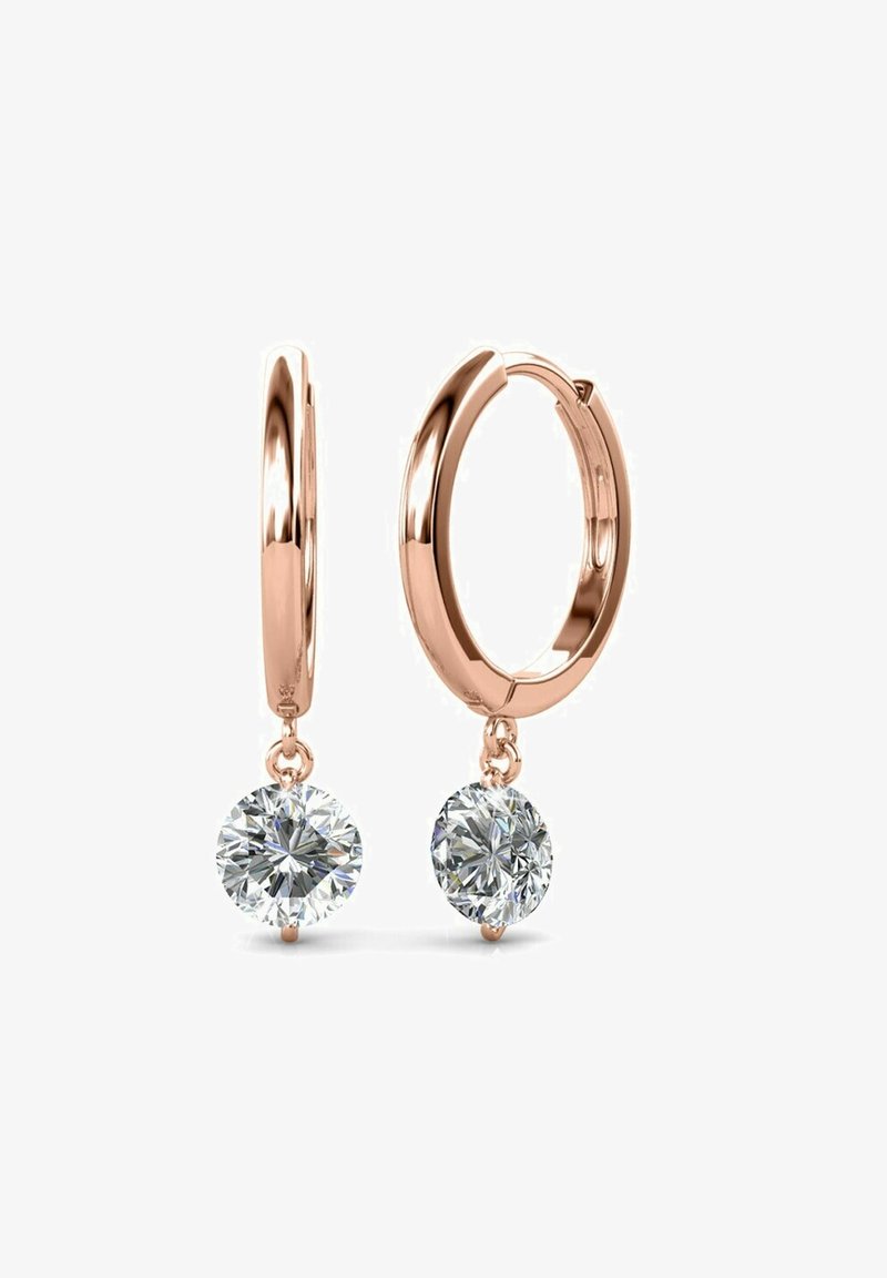 Gli orecchini a cerchio in oro rosa presentano una pietra preziosa trasparente centrale che pende da ciascun orecchino. Superficie liscia e lucida con dettagli rotondi della pietra.