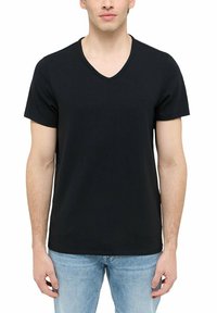 T-shirt nera con scollo a V realizzata in tessuto morbido, maniche corte e vestibilità slim. Caratterizzata da un piccolo dettaglio logo tono su tono sul petto.