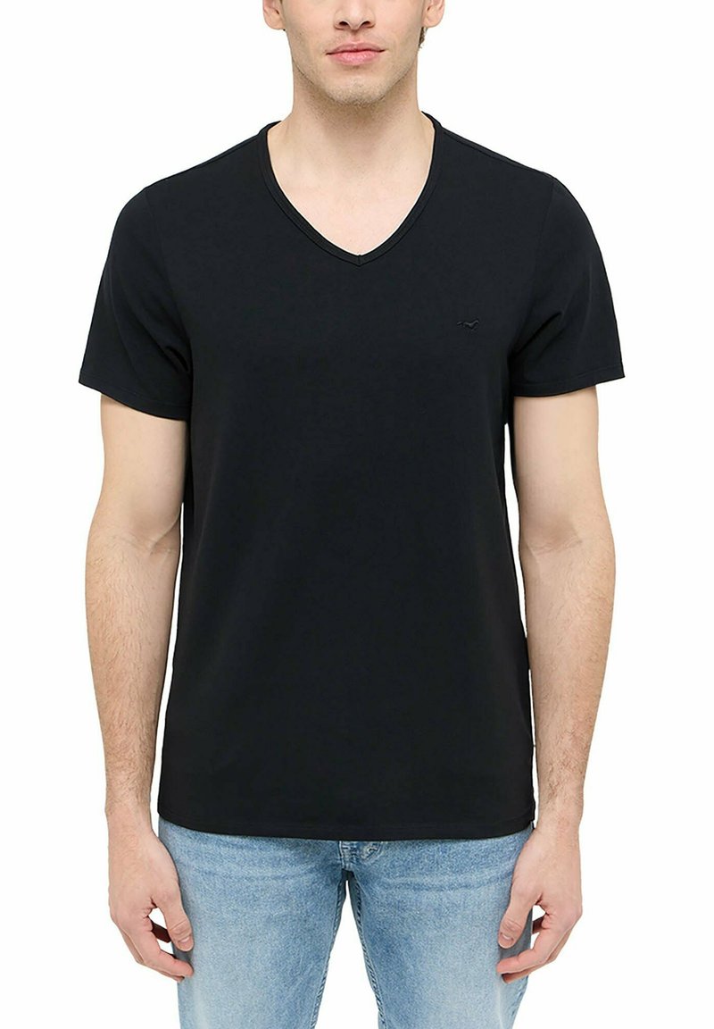 T-shirt nera con scollo a V realizzata in tessuto morbido, maniche corte e vestibilità slim. Caratterizzata da un piccolo dettaglio logo tono su tono sul petto.