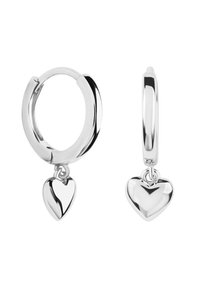 Srebrne kolczyki w kształcie obręczy z małym wisiorkiem w kształcie serca. Projekt jest gładki, z polerowanym wykończeniem, które podkreśla odbijającą fakturę.