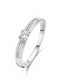 Bague en argent avec un diamant rond central et de plus petits diamants le long de l'anneau. Fini lisse, design épuré et texture polie.