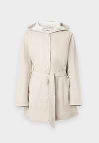 Imperméable à capuche beige clair avec manches longues, boutons-pression à l’avant et ceinture assortie nouée à la taille.