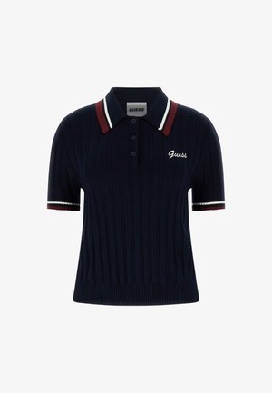 Tamsiai mėlynas raštuotas polo marškinėliai su raudonai baltais juostelėmis ant apykaklės, trumpomis rankovėmis ir išsiuvinėtu "Guess" logotipu ant krūtinės.
