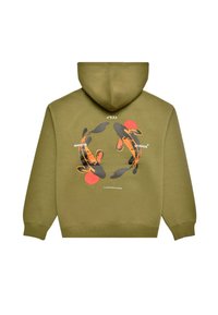 Olivgrön huvtröja med en grafisk utskrift av koi fiskar i svart och orange, med text i vitt och rött, samt en justerbar huva.