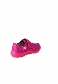 Rosa Stoffschuhe mit einem Klettverschluss, runder Spitze und texturierter Oberfläche; verfügt über ein dekoratives Design an der Seite.