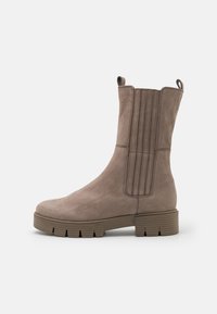 Taupe semsket støvlett med flate såler, vertikale sømmer og bakre bånd for enkel påkledning. Har en teksturert gummisåle for godt grep.