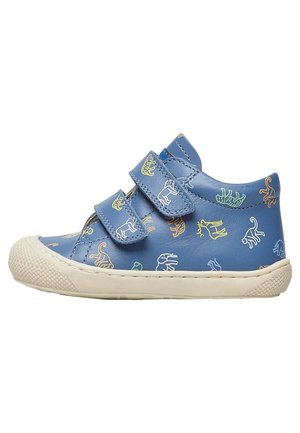 Blaue Lederschuhe mit Tiermustern, ausgestattet mit zwei Klettverschlüssen und einer strukturierten Gummisohle. Rundspitz-Design mit weißer Sohle.