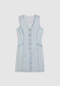 Ljusblå ärmlös denimklänning med V-hals, knappstängning fram och två sidofickor på vit bakgrund.