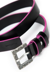 Cinturón de cuero negro con interior de acento rosa, que presenta una hebilla de plata texturizada. Diseño simple, superficie lisa y bucles de doble correa.