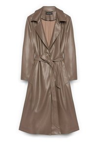 Palton lung din piele maro, cu o talie evidențiată prin curea, rever mari și două buzunare frontale; textură netedă și finisaj lucios.