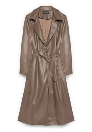 Trench coat lungo in pelle marrone con vita regolabile, ampie rever, e due tasche frontali; texture liscia e finitura lucida.