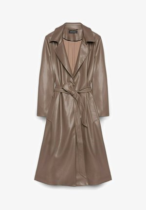 Lang brown leren trenchcoat met een ceintuur in de taille, grote revers en twee voorzakken; gladde textuur en gepolijste afwerking.