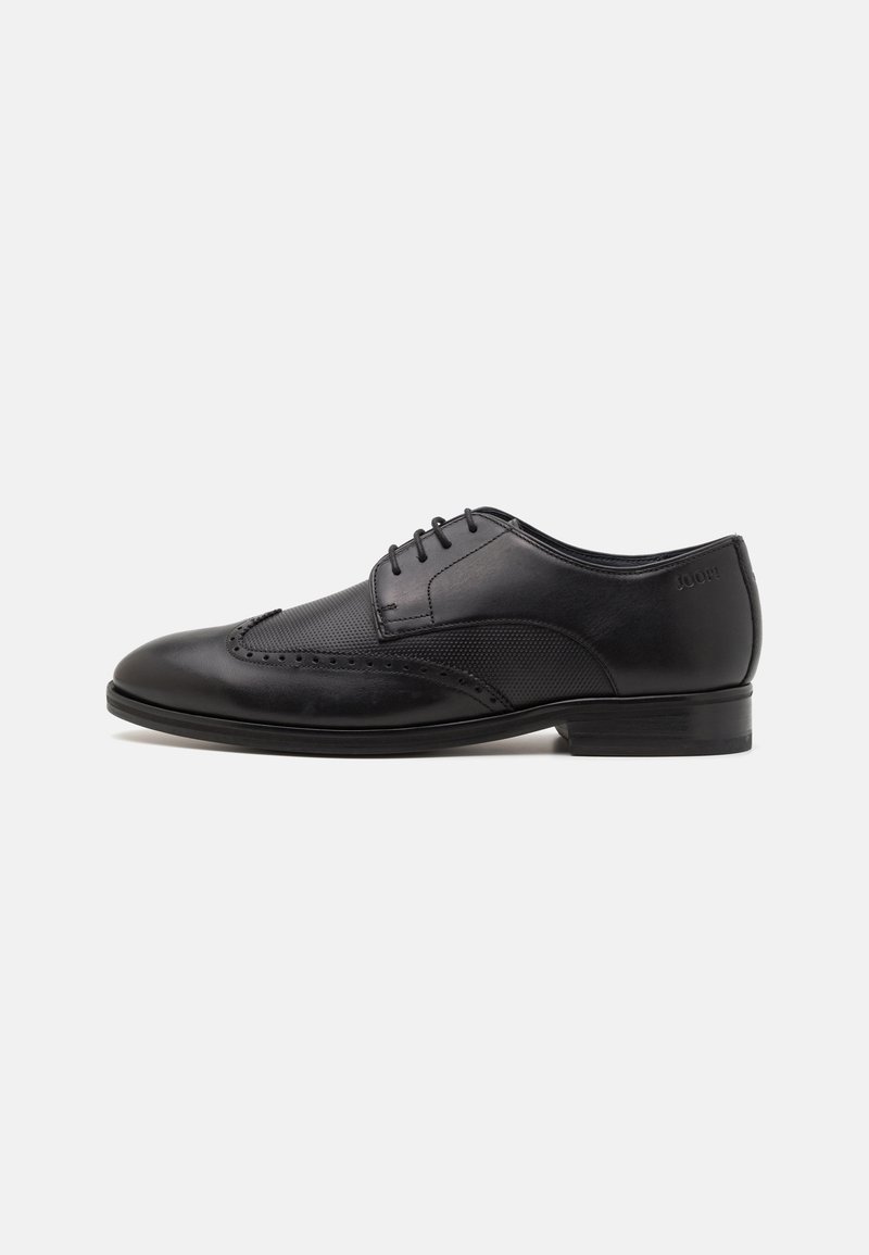 Zapato de vestir de cuero negro con una textura suave y detalles perforados. Presenta un diseño con cordones y un tacón bajo y resistente.