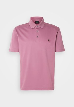 Roze poloshirt van gladde stof, met een klassieke kraag, drie knopen en een klein geborduurd logo op de borst.