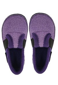 Paarse vilten slippers met zwarte elastische zijaccenten, voorzien van een gevoerde binnenkant en afgewerkte randen voor duurzaamheid en comfort.