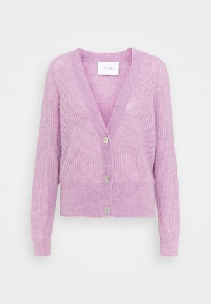 Fialový kardigan s V-výstřihem, žebrovanou texturou, dlouhými rukávy a čtyřmi knoflíky vpředu. Měkký, lehký pletený materiál.