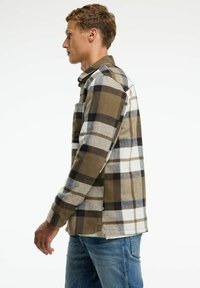 Braun-weißer karierter Hemd mit blauen Akzenten, aus weichem Stoff, ausgestattet mit einem Button-Down-Kragen und einer einzelnen Brusttasche.