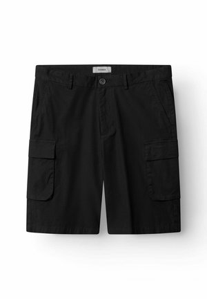 Fekete rakodó rövidnadrág sima tapintású anyagból. Elülső zsebekkel és nagy oldalzsebekkel felszerelve. Gombos záródás a deréknál.