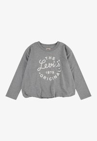 Sudadera de manga larga gris con un logo circular blanco que presenta el texto "Levi's 1873 ORIGINAL". Tejido suave con un ajuste relajado y dobladillo curvado.