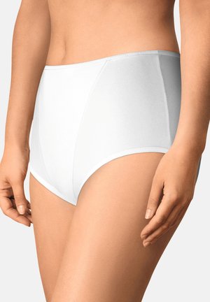 Close-up af en person iført hvidt, højtaljet underbukser med panel-syning, vist fra maven til den øvre del af lårene mod en ensfarvet baggrund.