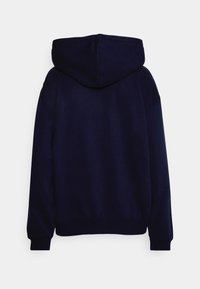 Mørkeblå hættetrøje med stor hætte, lange ærmer og ribbet kant. Stoffet virker blødt og let struktureret.