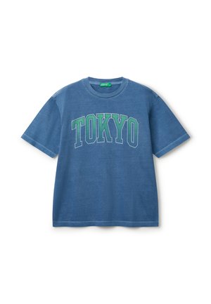 T-shirt in cotone blu con la scritta "TOKYO" in grandi lettere bianche e verdi sulla parte anteriore. Maniche corte e scollo rotondo.