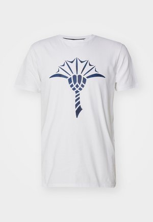 Witte katoenen t-shirt met een blauw grafisch ontwerp van een gestileerde kroonvorm met stralende punten, ronde hals en korte mouwen.