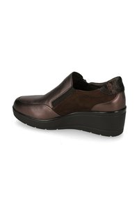 Scarpa slip-on marrone con tomaia in pelle liscia e tacco in un marrone scuro testurizzato. Presenta una suola imbottita e pannelli elastici laterali per una facile vestibilità.