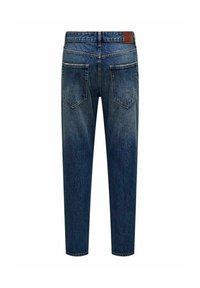 Jeans in denim blu con taglio dritto, texture sbiadita, due tasche posteriori e una etichetta in pelle marrone sulla vita.