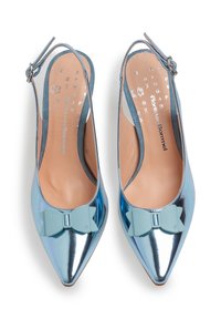 Le décolleté slingback metallic blu hanno una punta affusolata e un accento a fiocco di un blu chiaro. La soletta interna è beige, con una texture liscia.