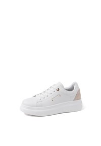 Sneaker bianco con accento beige testurizzato, design con lacci, punta rotonda e suola spessa bianca. Presenta un branding sottile in tonalità dorata.