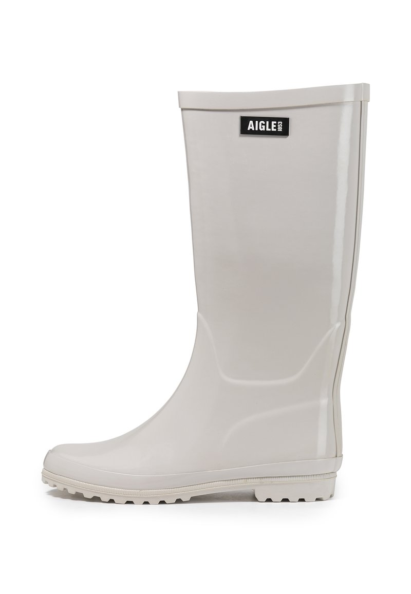 Botte de pluie en caoutchouc grise avec une finition lisse, un bout arrondi et une semelle texturée pour une meilleure adhérence. Présente un label de la marque à l'avant.
