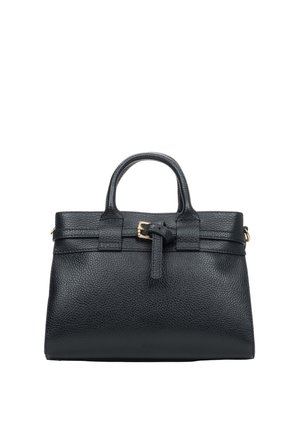 Czarna torebka z teksturowanej skóry, z dwoma uchwytami, dekoracyjnym paskiem z klamrą z przodu i usztywnionym, prostokątnym kształtem.