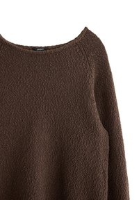 Maglione marrone a trama con scollatura ampia e maniche lunghe. Il tessuto ha un aspetto spesso e lavorato a maglia ed è leggermente oversize.