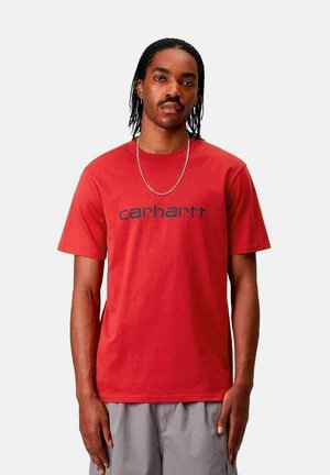 Camiseta de algodón roja con un destacado logo negro de "carhartt" en el pecho. Mangas cortas, corte estándar, textura suave.