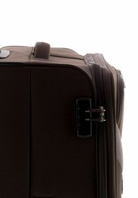 Brauner Koffer mit rechteckiger Form, ausgestattet mit einem Reißverschluss, einem schwarzen Metallverschluss und strukturiertem Stoff für Langlebigkeit.