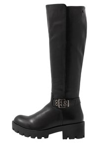 Černé vysoké kozačky po kolena z hladké kůže s kulatou špičkou a robustní podrážkou. Obsahují kovovou přezku na kotníku.