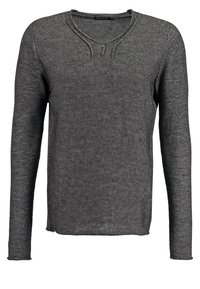 Pull en maille gris foncé à manches longues avec un col rond présentant une petite encoche à l'avant et un tissu texturé.