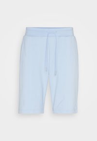 Short bleu clair mi-long jusqu'au genou avec taille élastique et cordon ajustable, avec des détails subtils de coutures verticales.