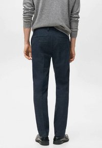 Navyblauwe wollen broeken met een slim fit, voorzien van twee achterzakken, subtiele textuur en een rechte pijp.