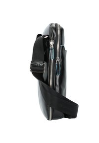 Czarna skórzana torba o smukłym profilu, z długim srebrnym zamkiem błyskawicznym i niebieskimi akcentami. Zawiera czarny regulowany pasek.