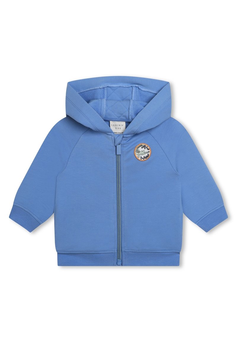 Felpa con zip di colore blu chiaro, realizzata in tessuto morbido, dotata di tasca a marsupio e di un patch rotondo ricamato sul lato sinistro del petto.