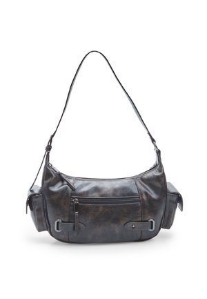 Dunkelbraune Leder-Schultertasche mit geschwungener Form, ausgestattet mit einer Vorderzipp-Tasche, verstellbarem Trageriemen und seitlichen Taschen. Glatte Textur.