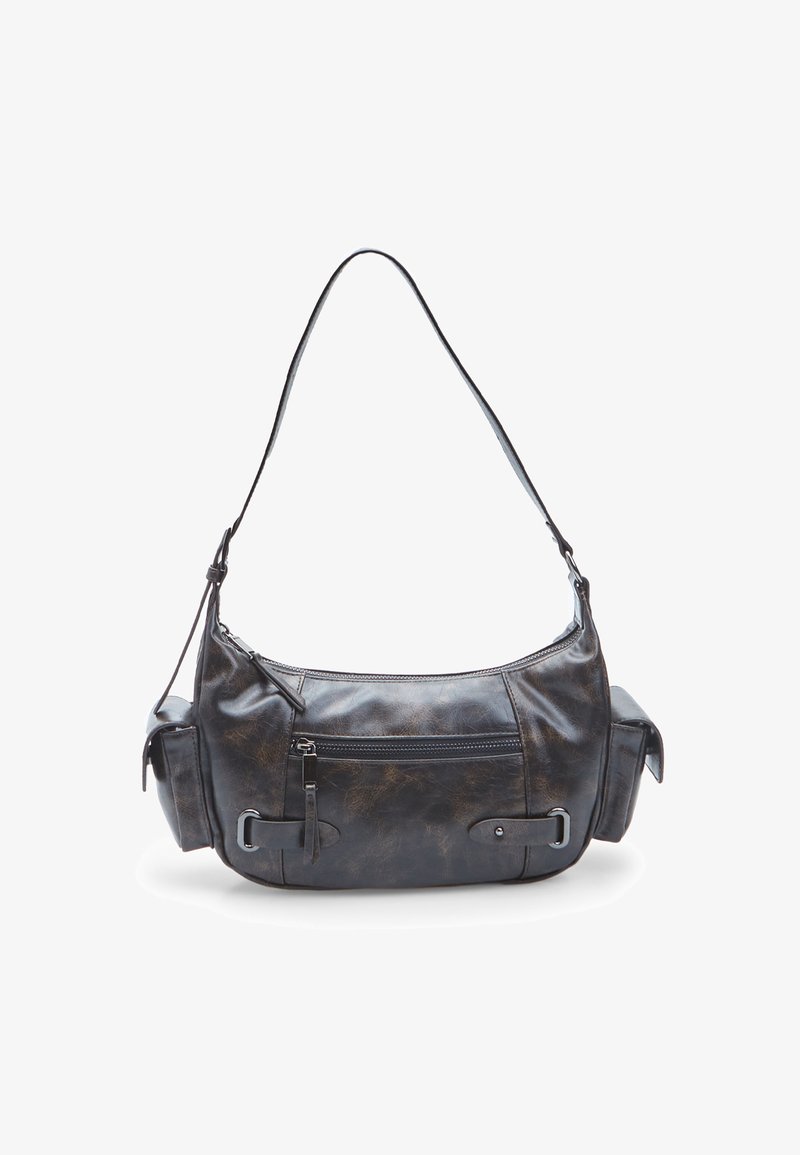 Sötétbarna bőr válltáska ívelt formával, elülső cipzáras zsebbel, állítható pánttal és oldalzsebekkel. Simább textúrájú.