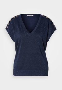 Marineblaues V-Ausschnitt-Pullover mit kurzen Ärmeln, strukturierter Stoff mit einem subtilen Schimmer und Metallring-Akzenten an den Schultern.