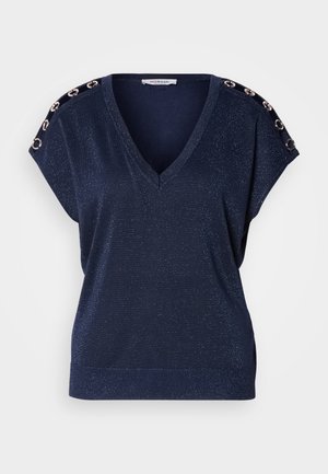 Pull en v bleu marine à manches courtes, en tissu texturé avec un léger éclat, et accents en anneau métallique sur les épaules.