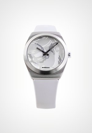 Orologio da polso argento e bianco con motivo astratto grigio sul quadrante, lancette nere delle ore e dei minuti e cinturino bianco con la scritta D1 Milano.