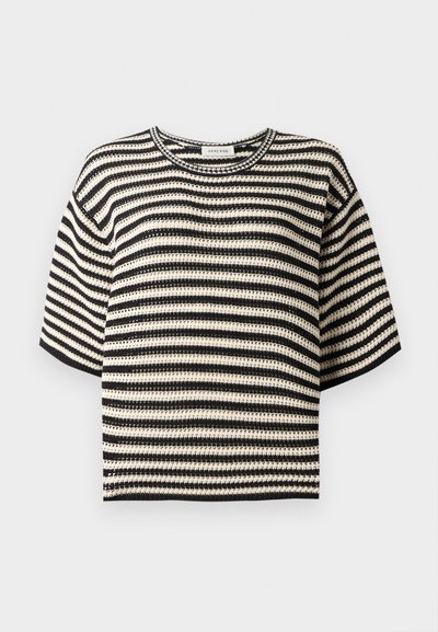 Μαύρο και άσπρο κοντομάνικο πλεκτό τοπ με οριζόντιες ρίγες, στρογγυλή λαιμόκοψη και ελαφρώς υφασμένο μοτίβο.